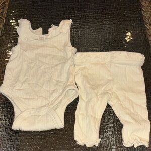 cloud island Cream Ruffled Baby Onesie and Pants Set size newborn